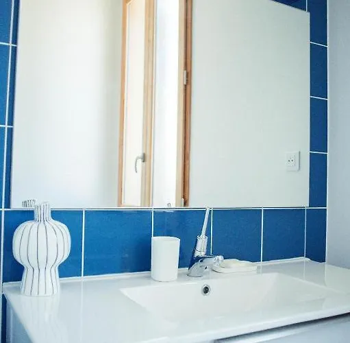 Hotel Les Logis Du Port & - Port Canal 3*