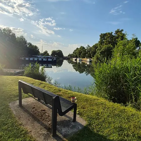 Les Logis Du Port & - Climatisation -port Canal Hotel