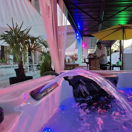 Hotel Les Logis Du Port & - Climatisation -port Canal Montauban
