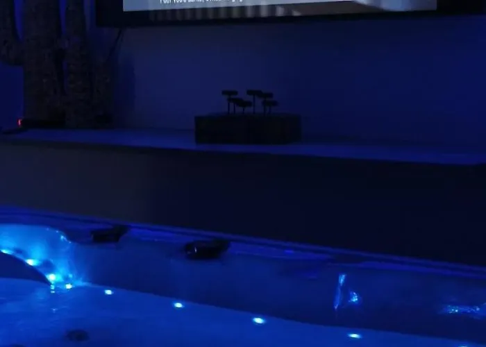 Hotel Les Logis Du Port & - Port Canal