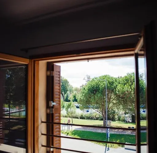 Hotel Les Logis Du Port & - Port Canal 3*